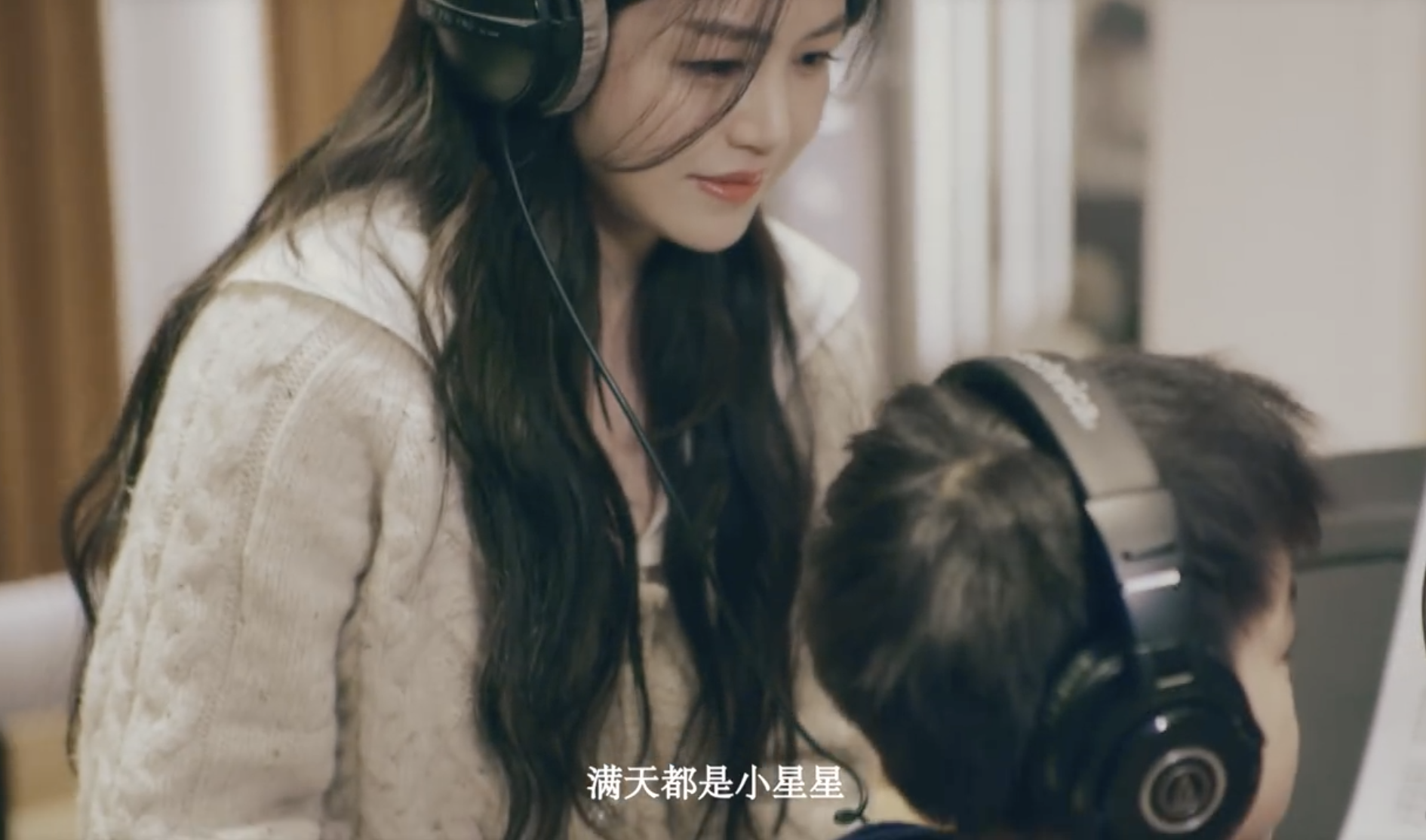 陈妍希发布新歌mv，儿子正脸首次曝光，小星星眉清目秀像爸爸陈晓