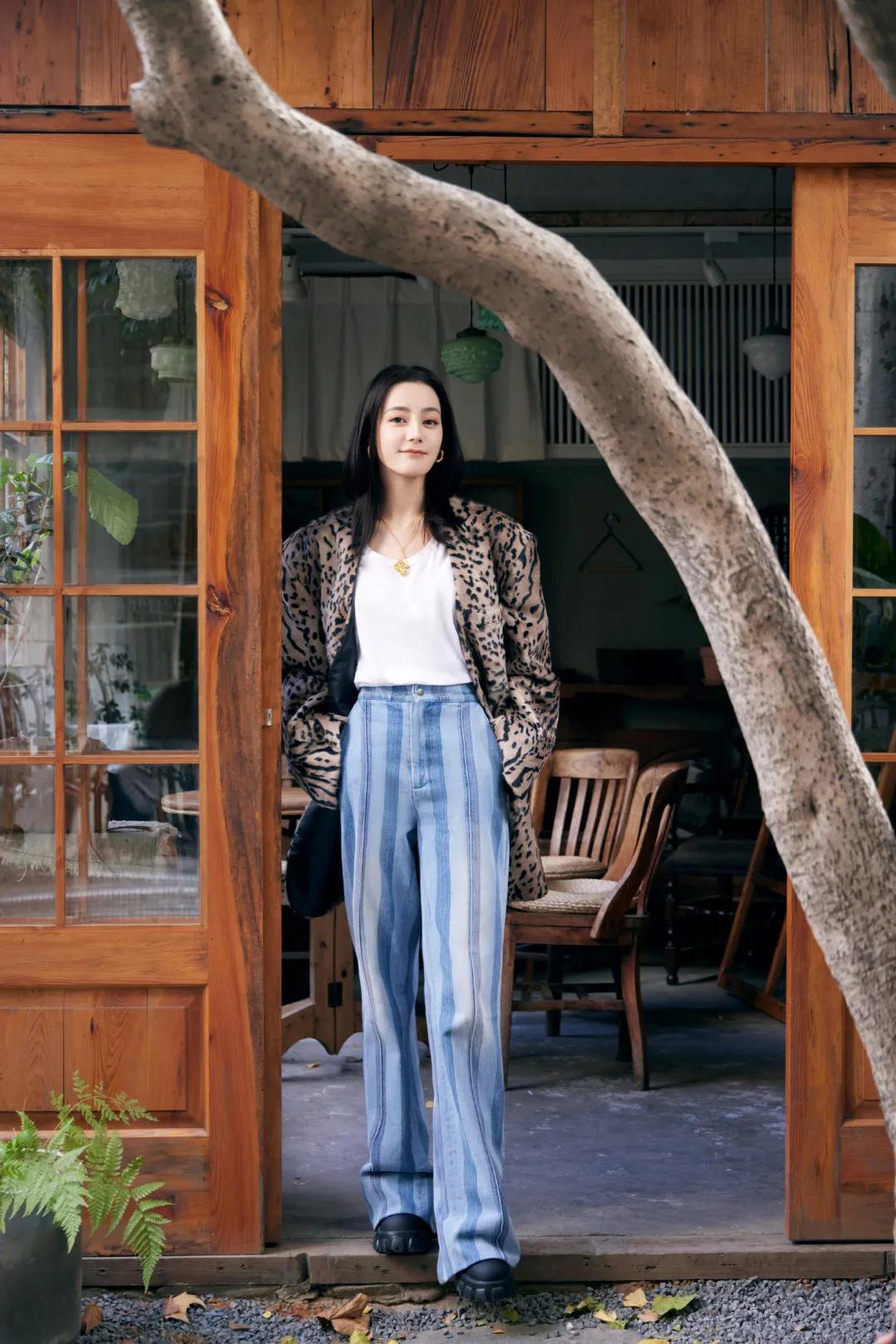 三大顶流的豹纹battle，迪丽热巴休闲惬意，赵丽颖杨幂一言难尽