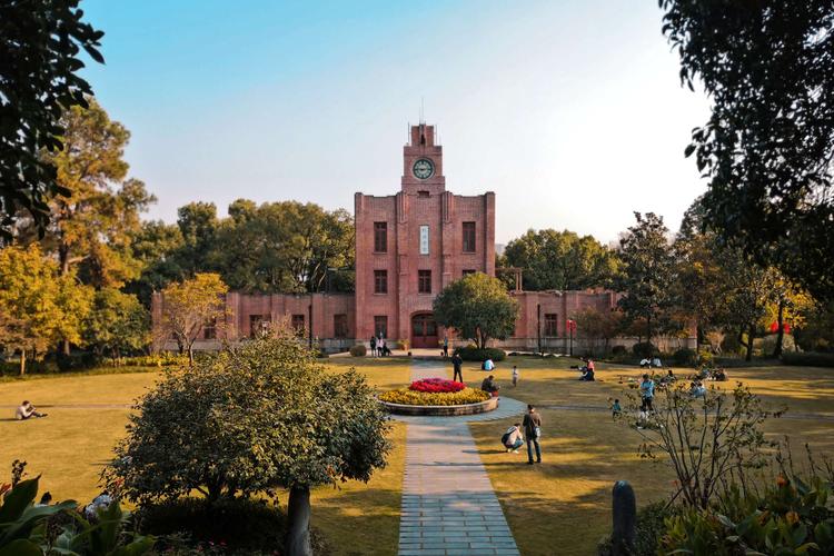 盘点中国10所最美的大学，北大清华上榜，你心中哪个大学最美呢？