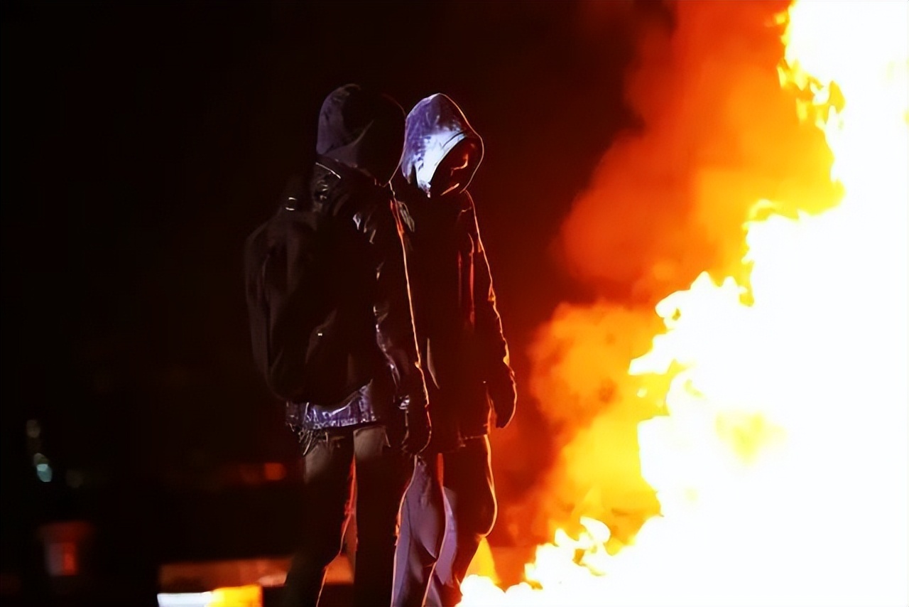 与怪物战斗的人，应当小心自己不要成为怪物