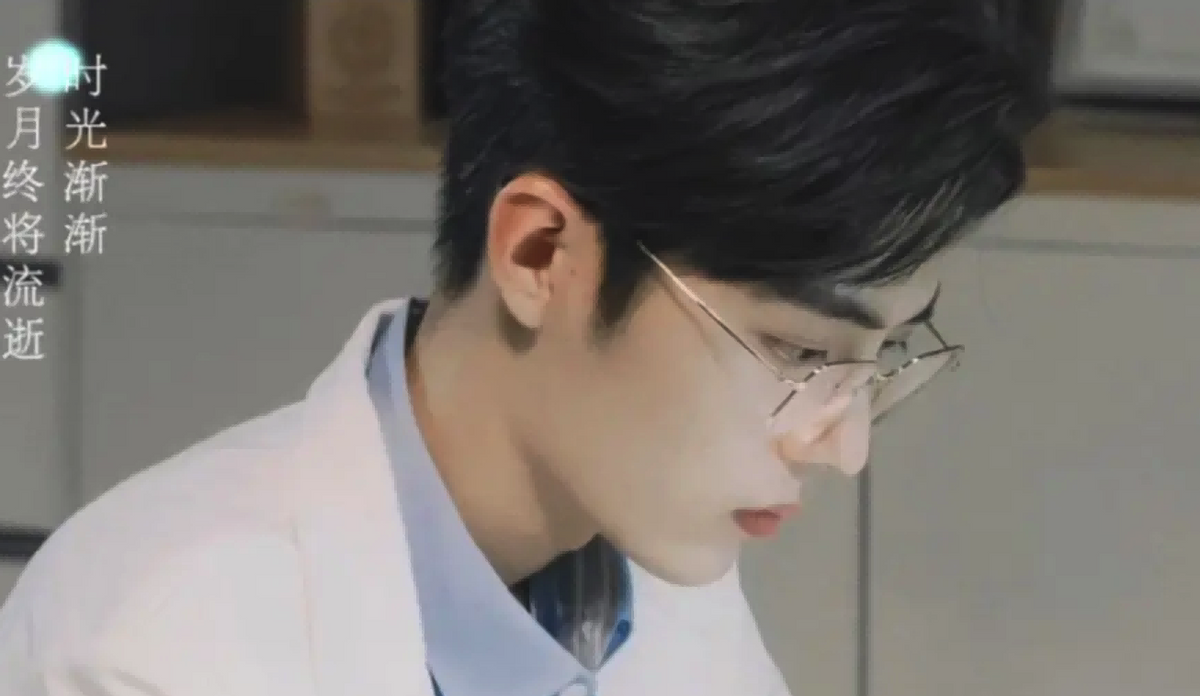 同样是“眼镜造型”，把肖战王一博和吴启华放一起，差距就出来了