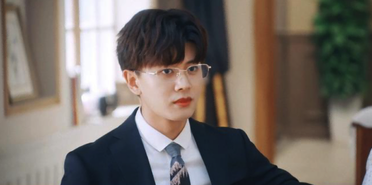 同样是“眼镜造型”，把肖战王一博和吴启华放一起，差距就出来了