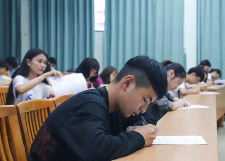 大一揭开了很多同学的自卑，原来不同家庭的学生，差距可以那么大