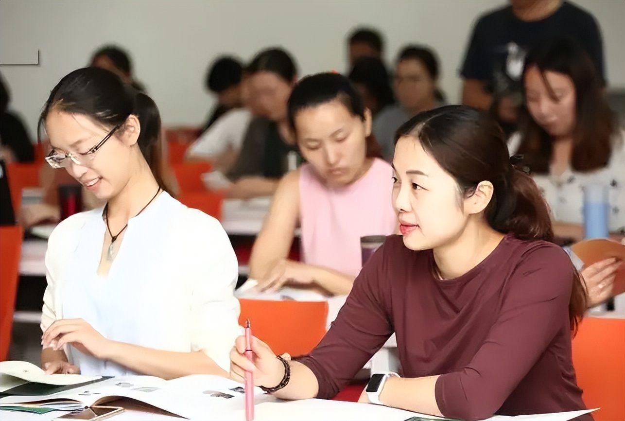 事业单位在编教师工资待遇，和合同制教师差在哪里？现实扎心了