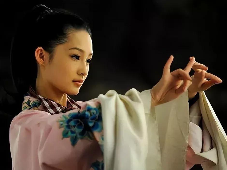 李沁：清纯甜美，优雅灵动，温婉迷人