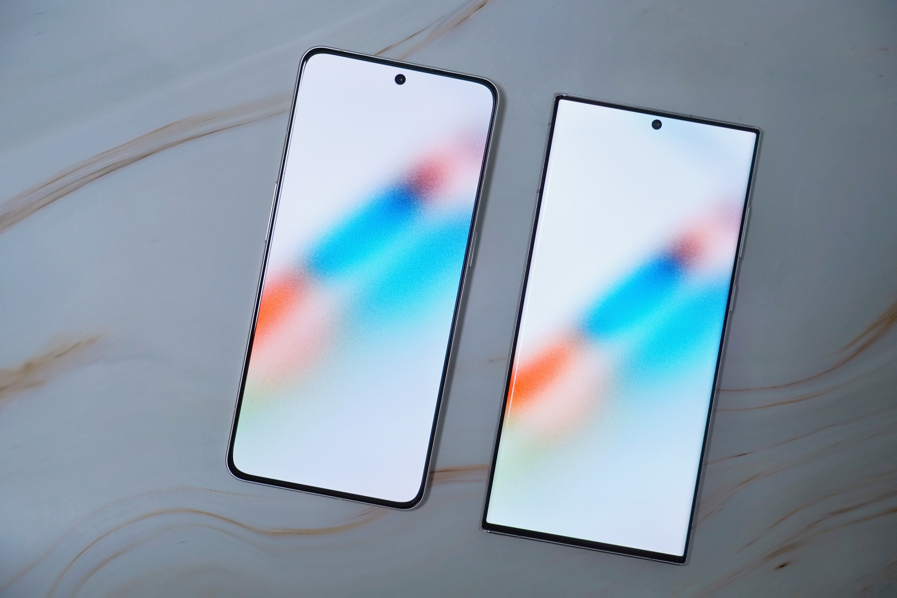 正面都是屏！真我GT2大师探索版超窄边框曝光，金属铆钉“LV”风