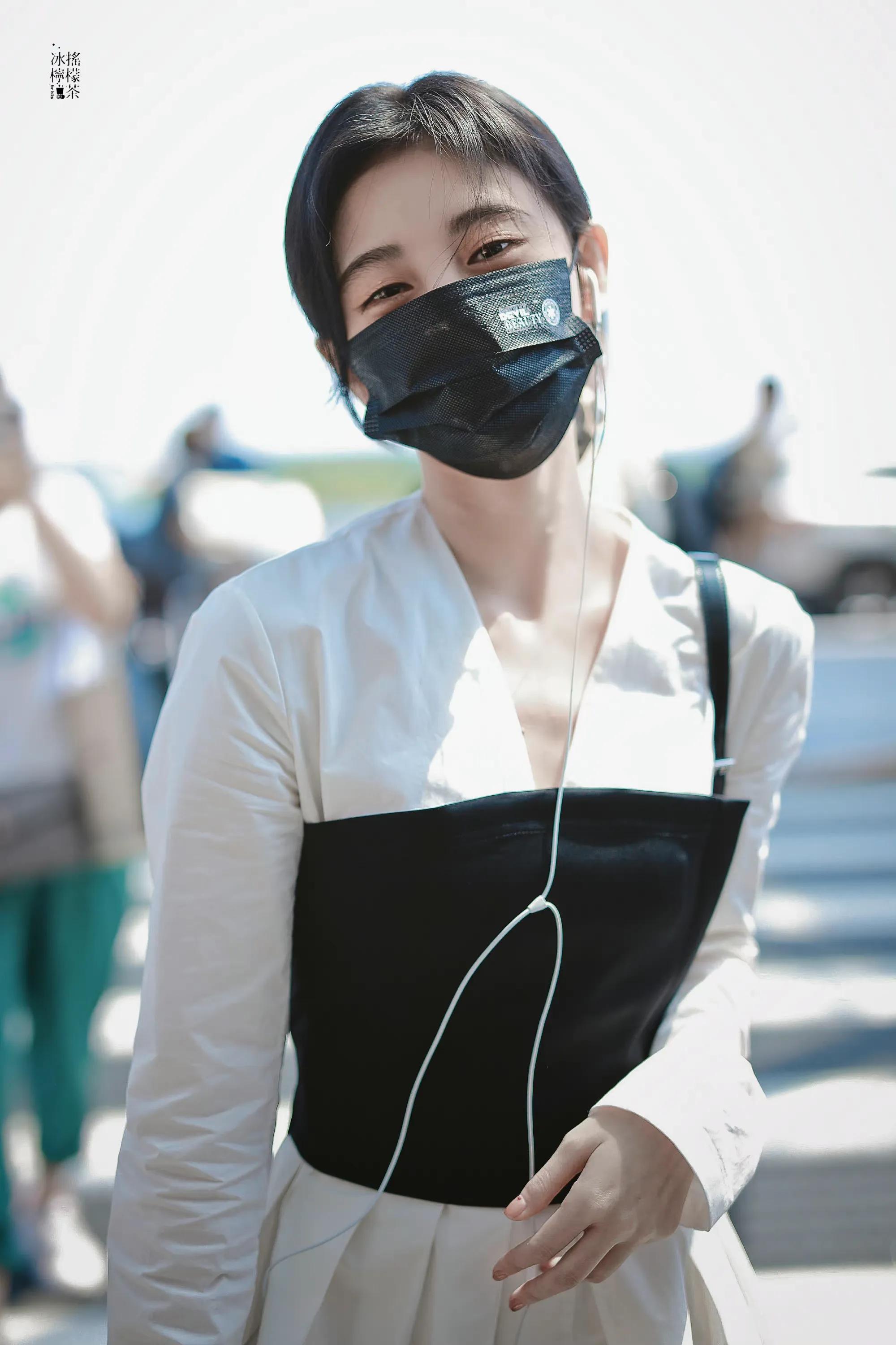 鞠婧祎机场照｜隔着口罩也能看见笑盈盈的脸