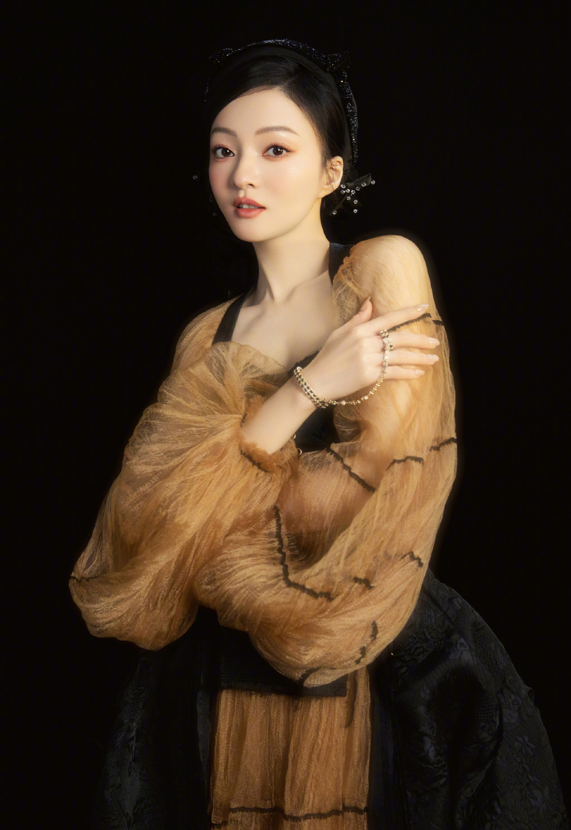 張韶涵穿低領紗裙演出，氣質儒雅身形飽滿，美出瞭古裝的既視感