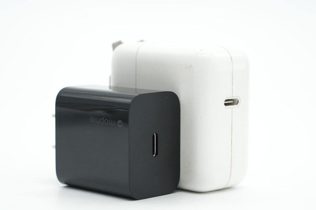 拆一款苹果官方合作品牌30W PD快充充电器，顶配iPhone 13全速充电