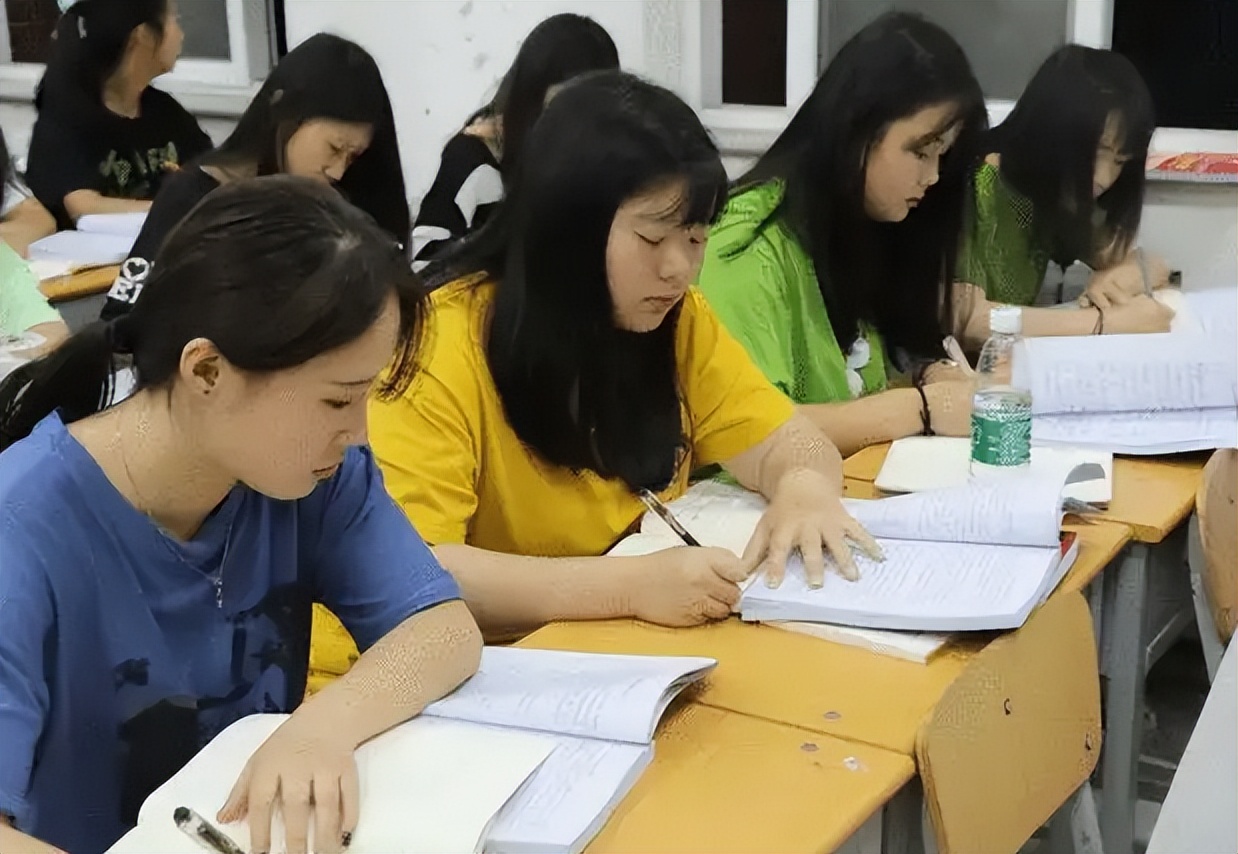 500分左右就能考上的师范类院校，就业形势也不差，中等生可参考