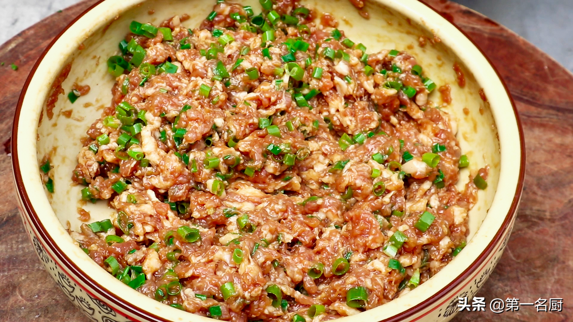 肉馅怎样调才好吃？记住“万能”口诀，鲜嫩入味，包子饺子都能用