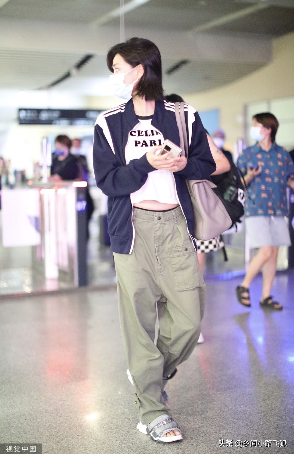 万茜休闲穿搭现身 留利落短发走路带风气场足