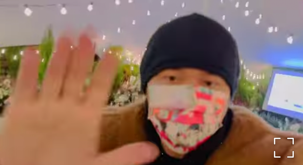 43岁周杰伦庆生现场超豪！众人起立举手欢呼，疑穿大貂看不见脖子