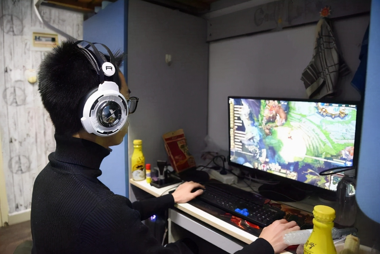 大学生群里“颓废式”生活，学生看后直呼真实，好像安了监控