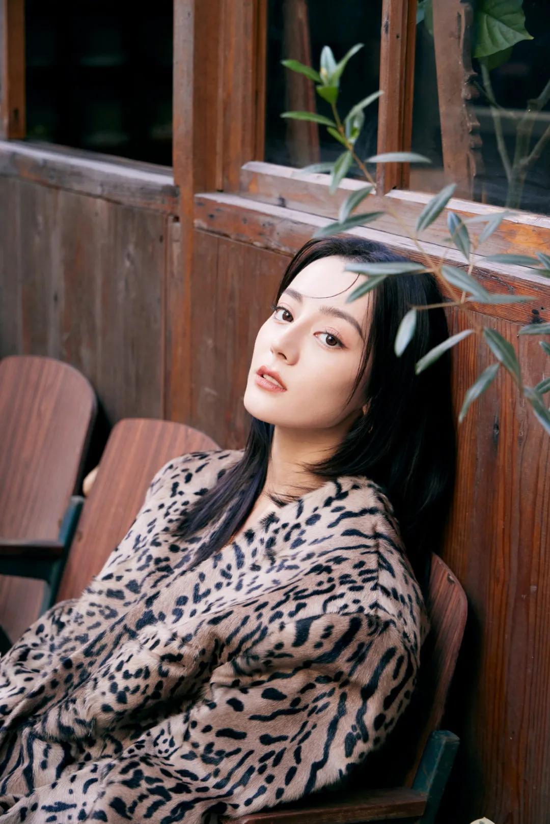 三大顶流的豹纹battle，迪丽热巴休闲惬意，赵丽颖杨幂一言难尽