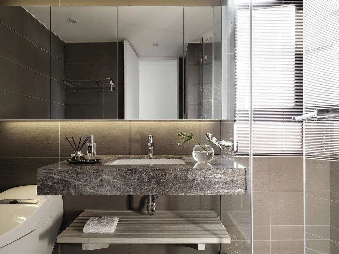 56平小户型设计，玻璃隔断加色彩运用，维系简洁且连贯的穿透视野