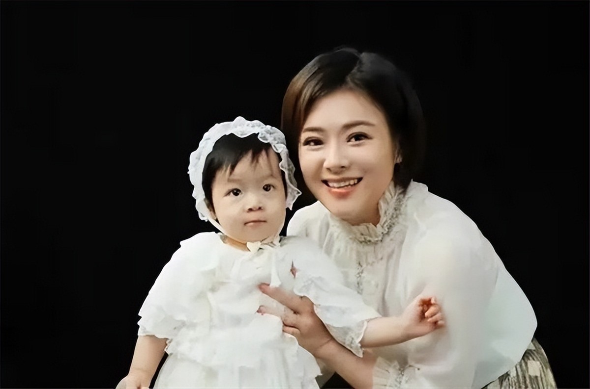 原东方卫视主持人陈辰，低调嫁歌唱家余笛，今被丈夫宠成少女