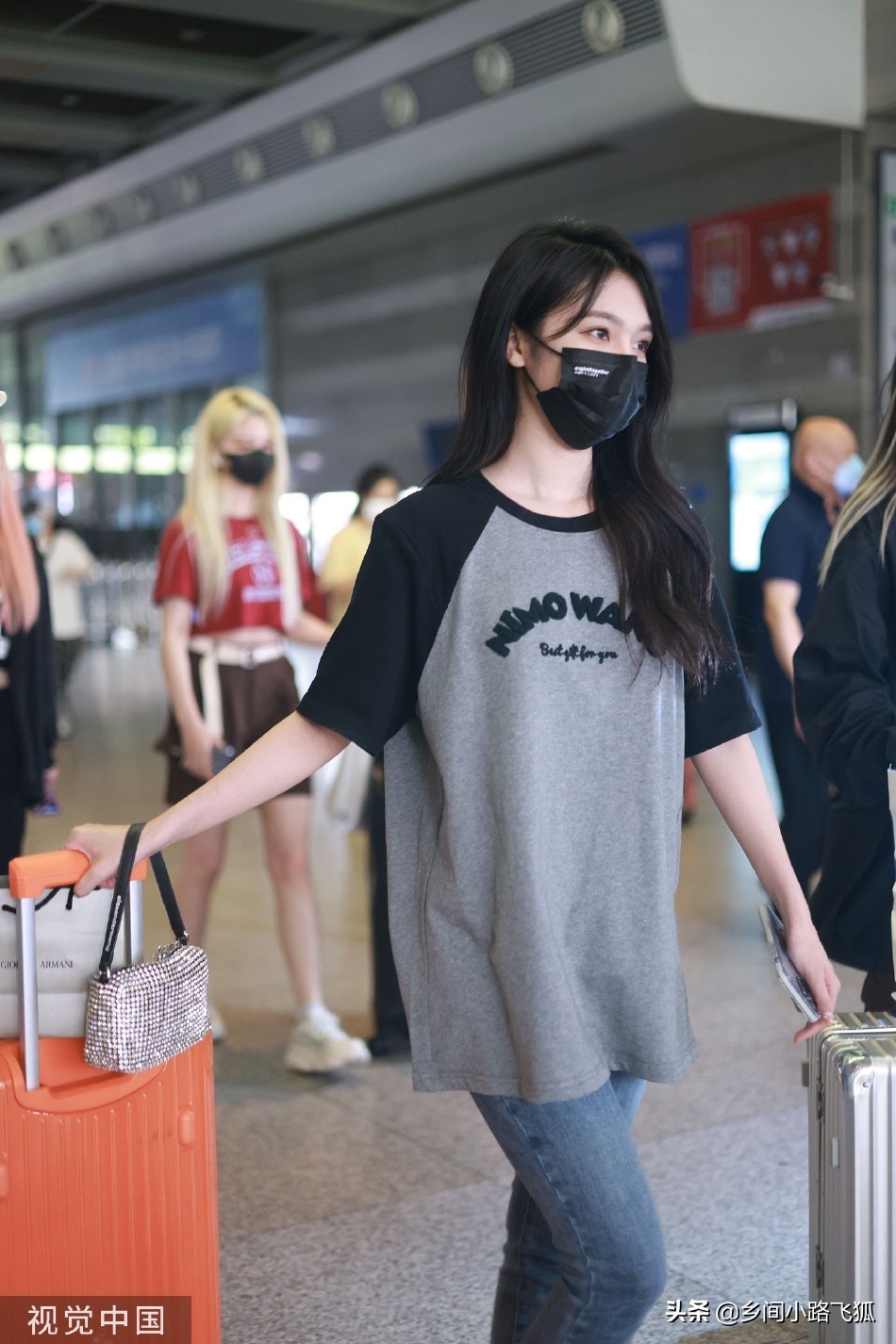 SNH48宋昕冉现身火车站 穿灰色T恤搭牛仔裤清爽休闲