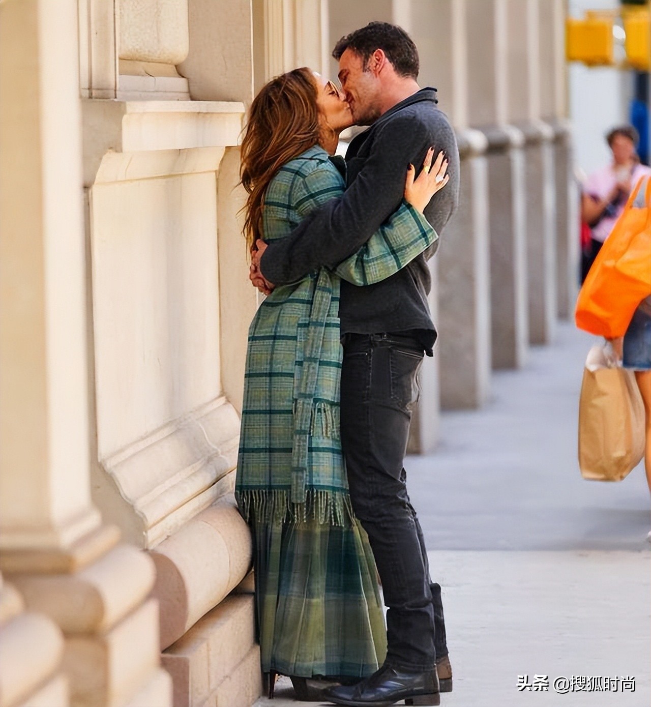 詹妮弗·洛佩兹与蝙蝠侠重温旧爱，六度订婚的她坐拥豪宅钻戒无数