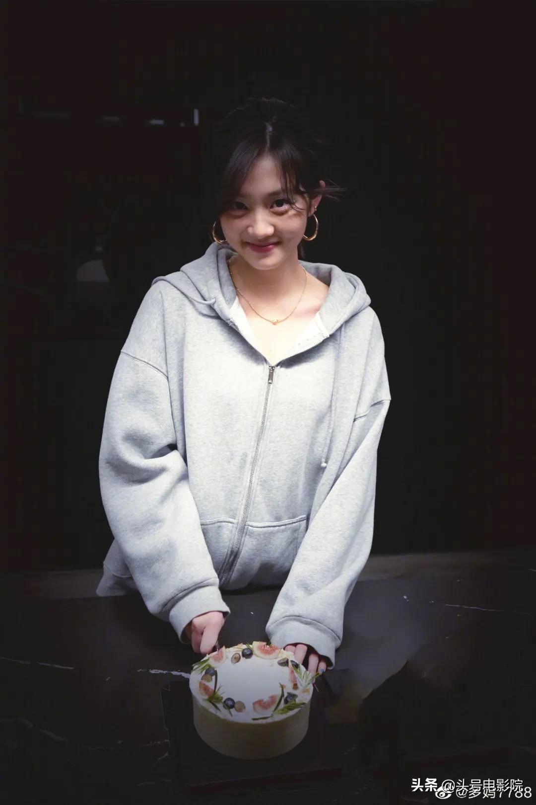 黄多多16岁戴金链涂眼影,爸爸萌娃早熟!曹格女儿11岁露肩画眼线