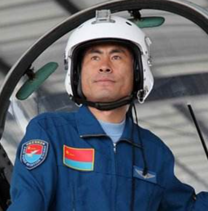 16秒生死抉择：为救村庄，飞行员李剑英三次放弃逃生，坠机而亡