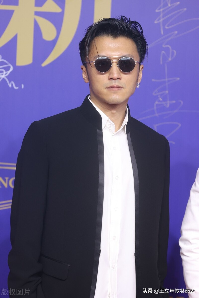 谢霆锋GUCCI旗舰开幕：白衬衫黑马甲，复古有型