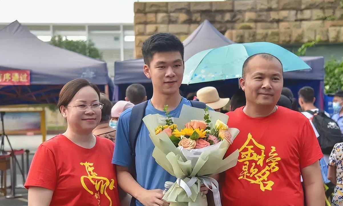 高考结束后干什么？看看大学毕业生“月薪”排行，这些专业最吃香