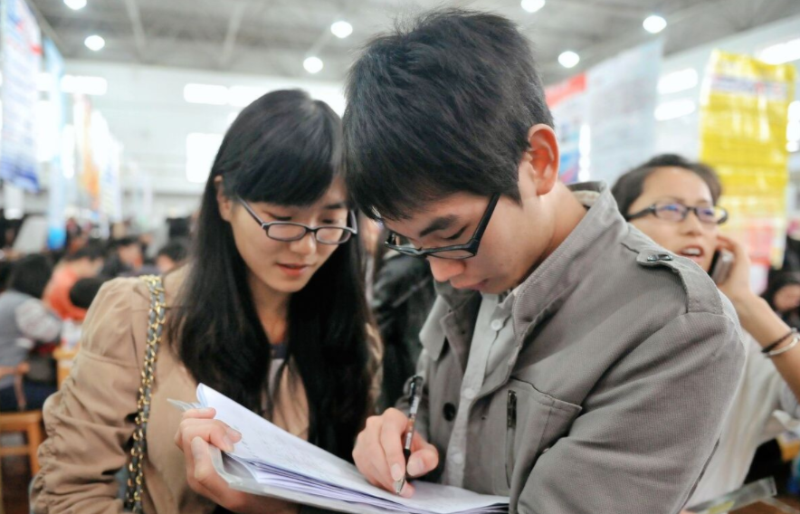 事业单位再迎喜讯，8类在编人员或将升级为公务员，教师能沾光吗