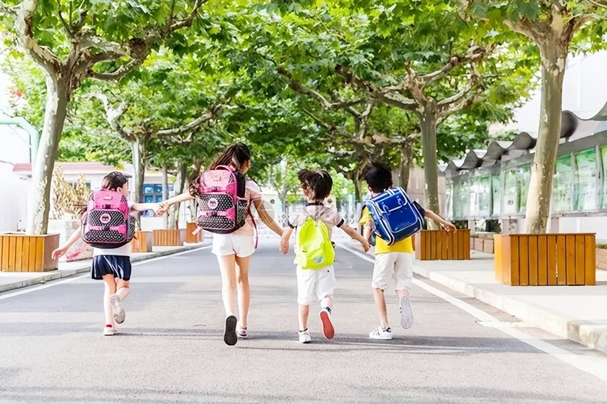 2013年脑瘫女子39岁生下儿子，丈夫癌症去世，用鼻尖触屏网上卖鞋