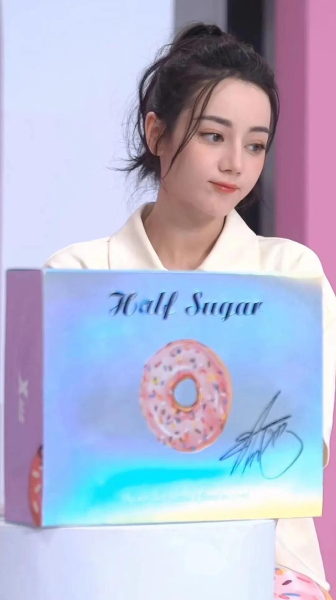 迪丽热巴polo衫穿搭，运动风满满的青春气息，谁能不爱