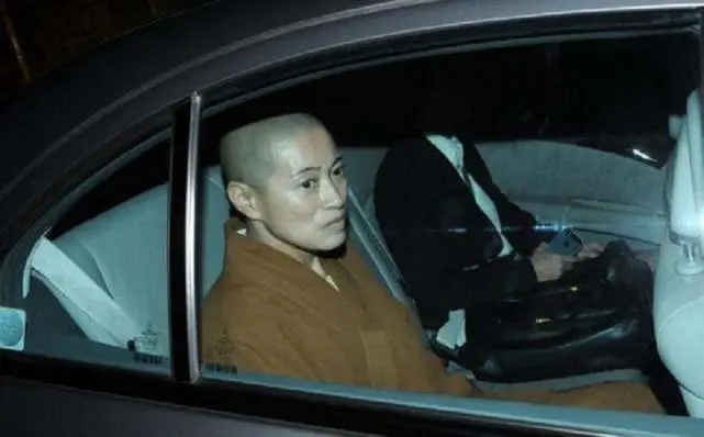 尼姑住别墅开豪车，被捕时房内搜出丝袜、假发，曾与两个和尚结婚