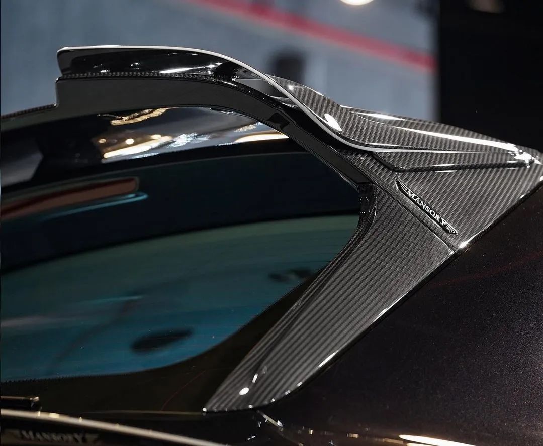 迈莎锐宾利添越高定案例出炉—身着碳纤战衣的“暗影爵士”多酷？