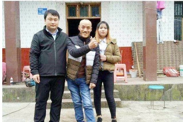 四川一老农因长得像光头强走红，开豪车拥娇妻，现在靠跑摩的为生