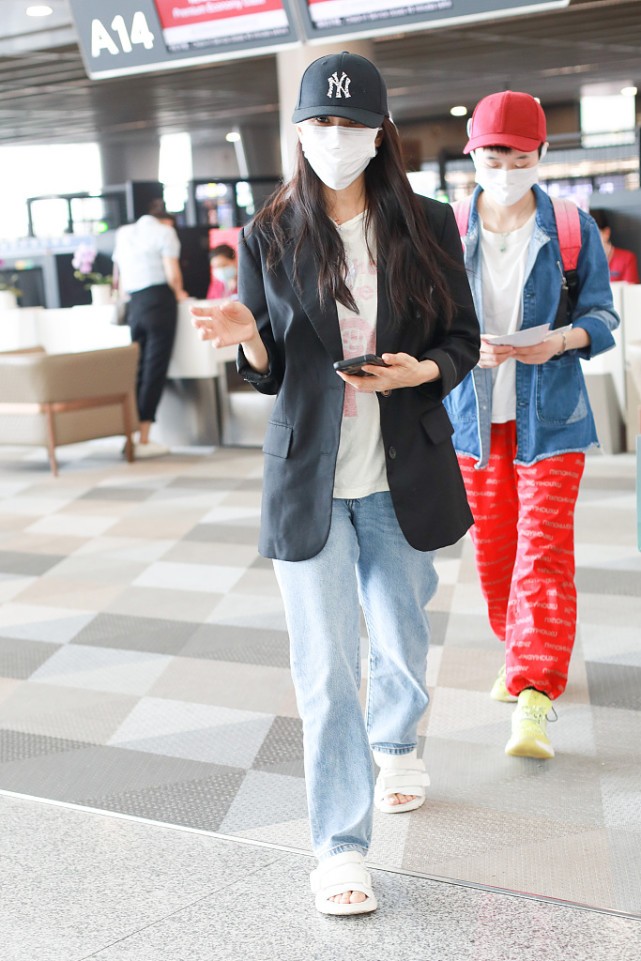 伊能静私下里好知性啊，白衬衫配黑色皮裤，感觉比实际年龄小很多