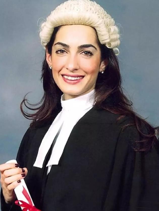 最美律师艾莫：打败21位情敌让奥巴马作证，治好恐婚症奥斯卡影帝