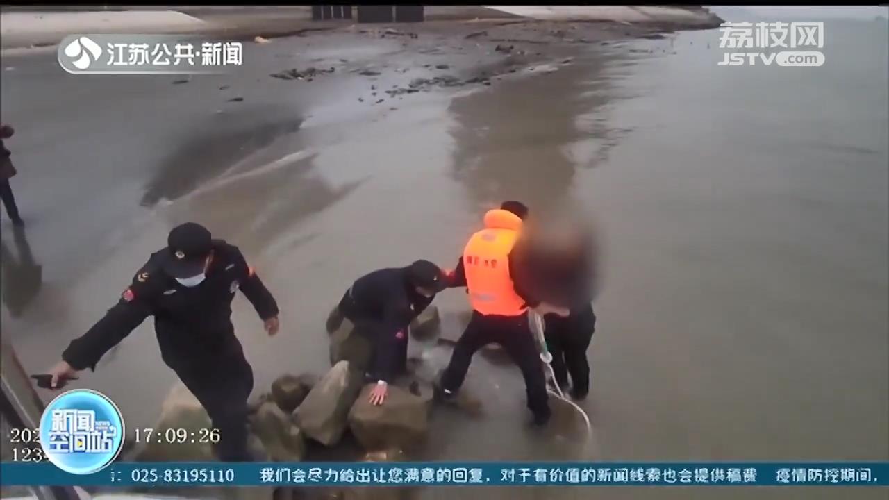 不畏严寒 举动暖心 南京水警吕宏伟2022年的“第一跳”又救了一人