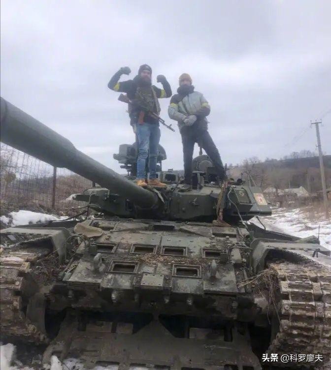 坦克残骸铺满乌克兰大平原，俄式武器神话破灭，金字招牌被砸碎？