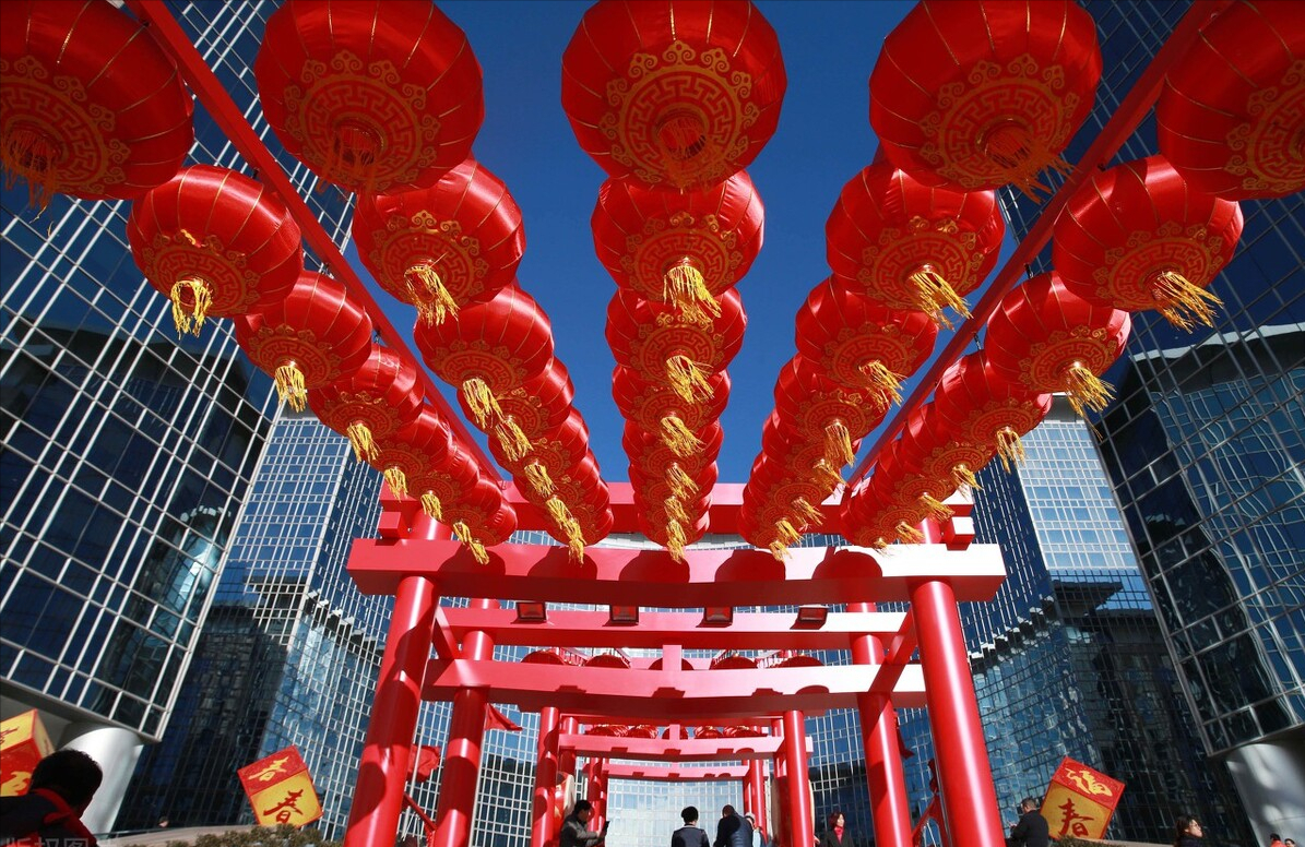 升天焰火惊飞梦，人间团圆醉作诗。除夕家团圆，幸福美满年