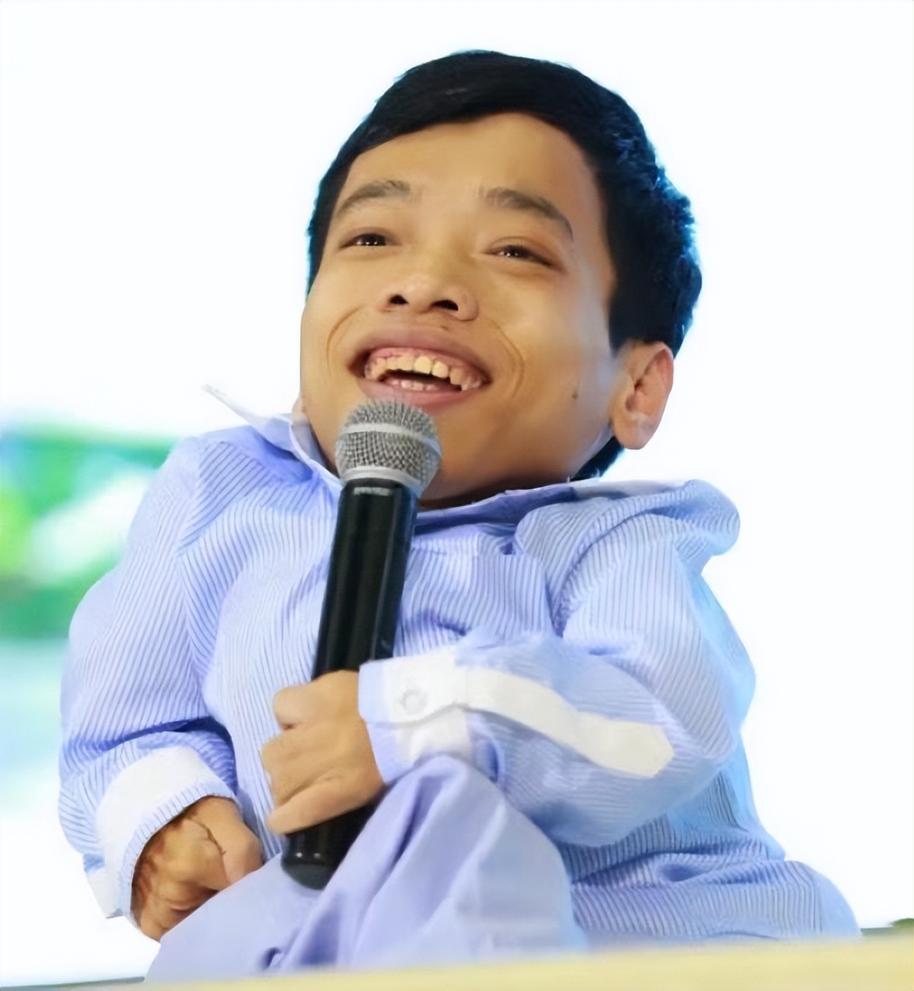 身高90厘米的李创利:白手起家攒3亿身家,娶1米7女秘书并生一子