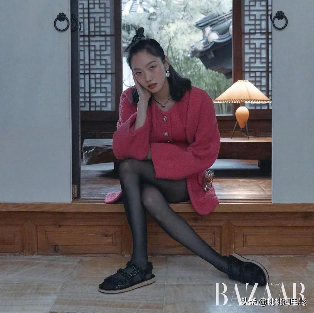 韩国女星金高银《ELLE》封面大片，烟熏妆羊毛卷酷劲十足