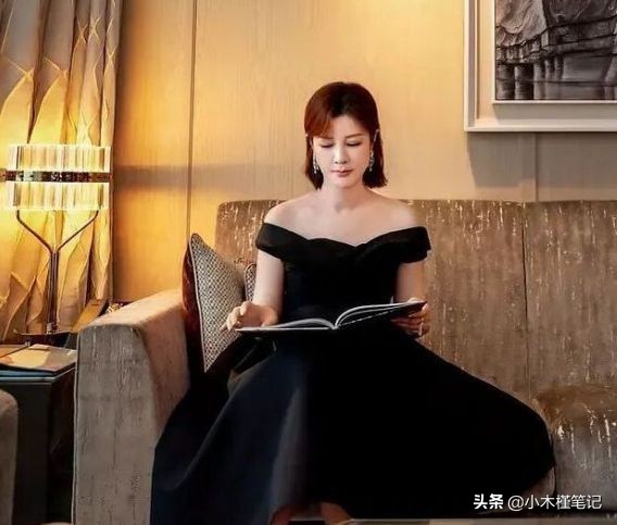 杜华与艺人拍土味视频，站C位气场强大，网友：还好王一博红的早