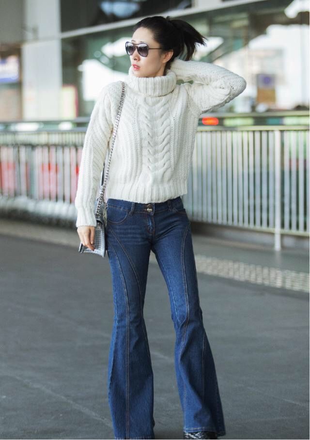 刘敏涛带火了这条“牛仔马蹄裤”，百搭显腿长，中年女人穿也时髦