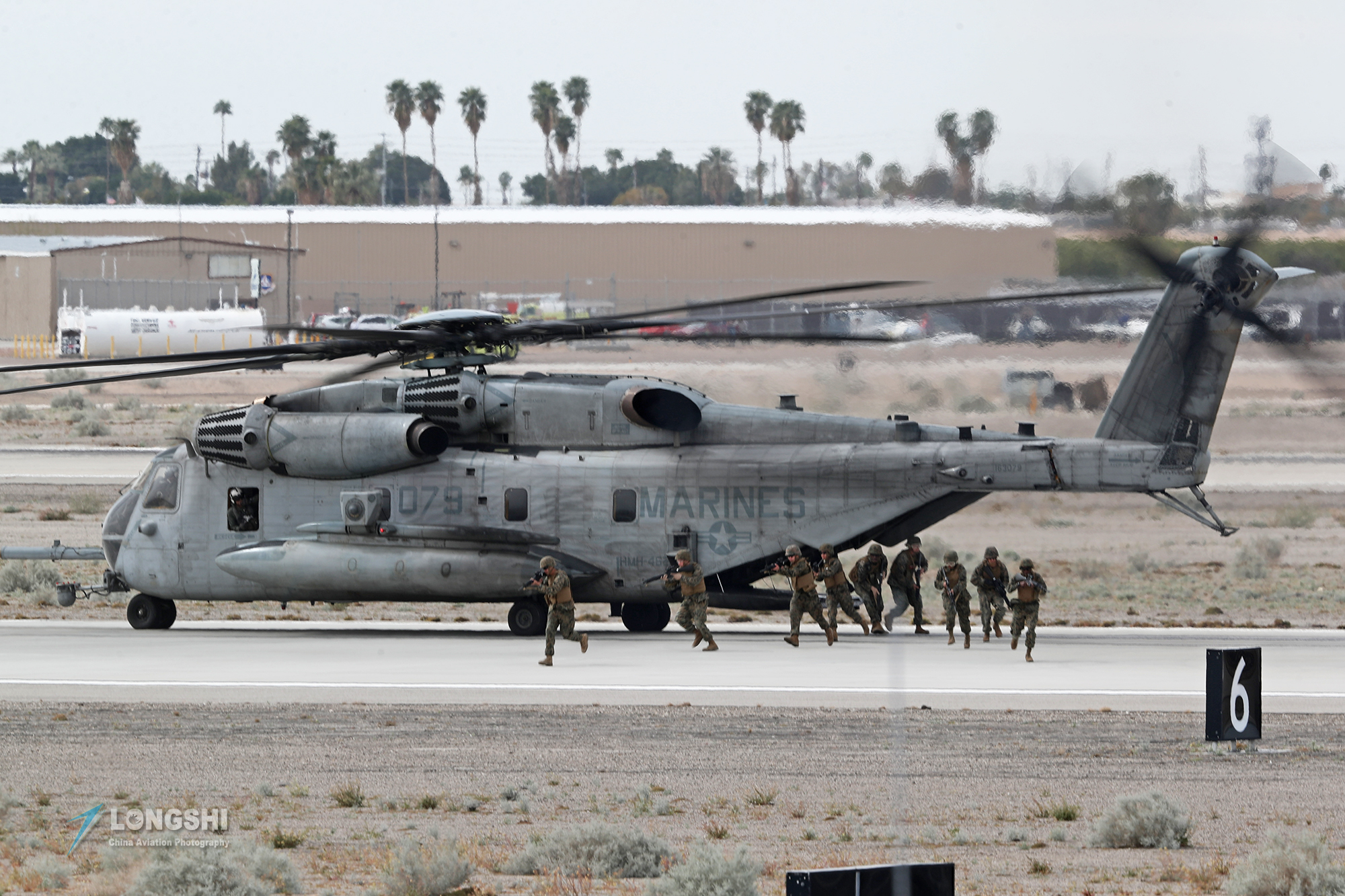 美海军9万吨远征基地舰首现南海