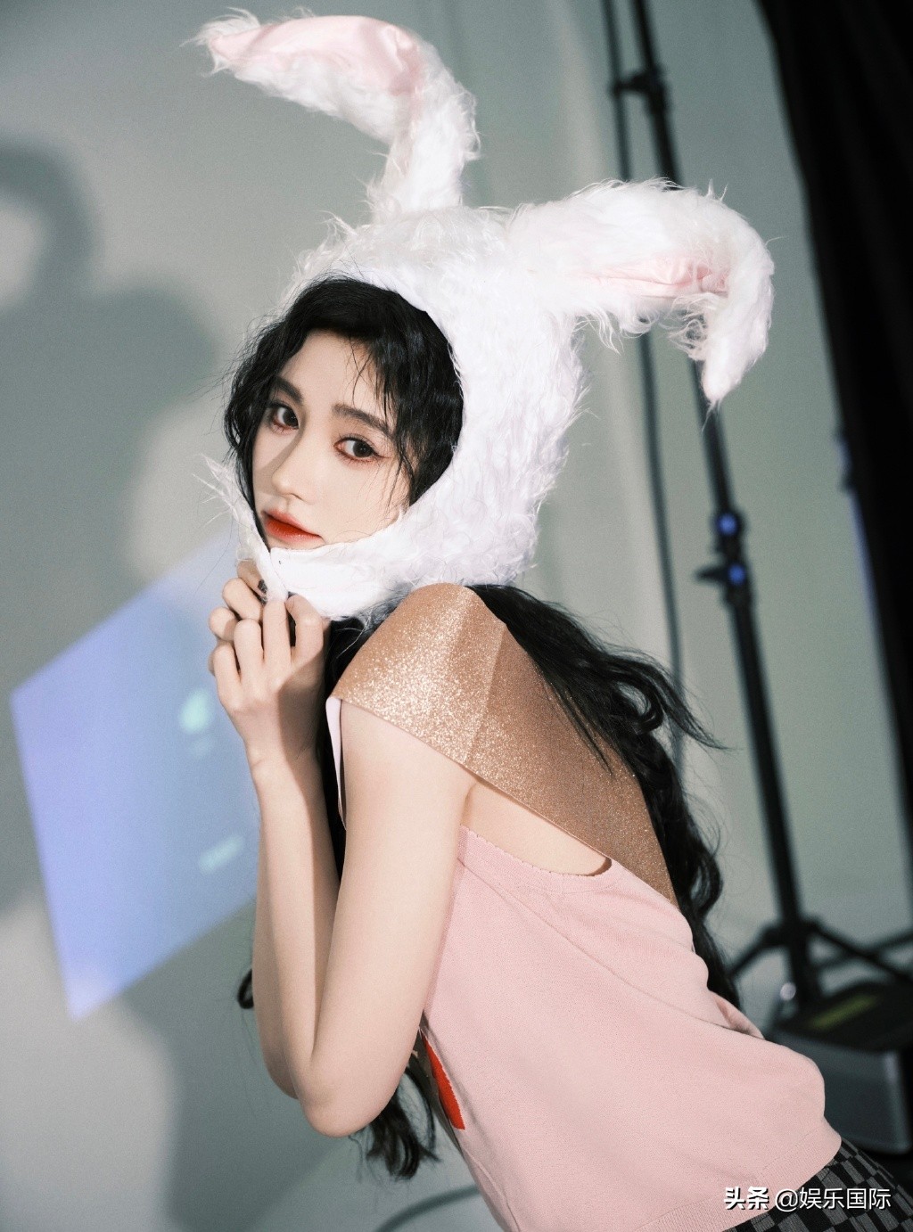 鞠婧祎生日照甜飒十足 两套造型上演反差萌