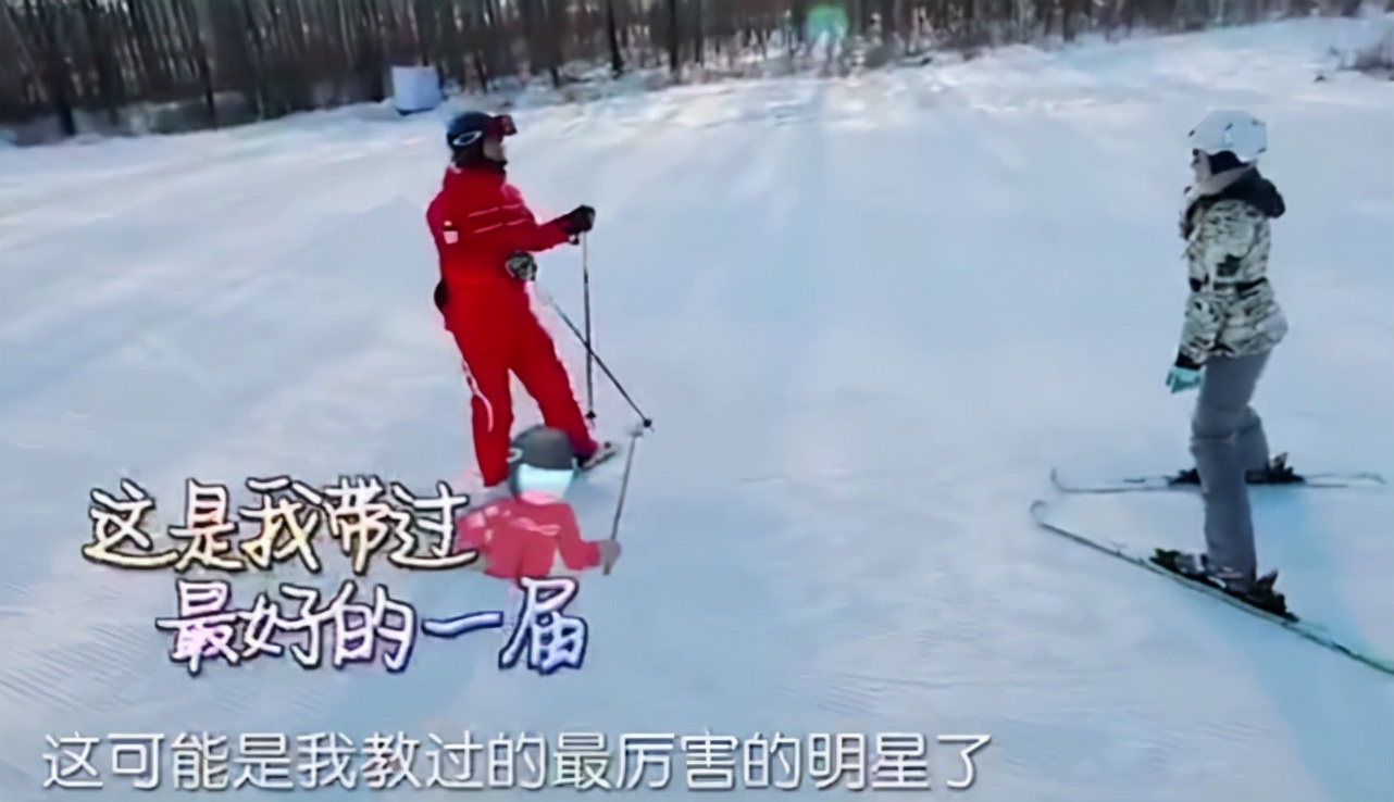 章子怡带醒醒小苹果滑雪被偶遇，温柔搂粉丝合照，真人被赞超级瘦