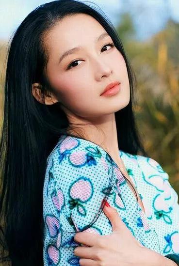 李沁：清新脱俗，气质独特，妩媚动人，魅力十足