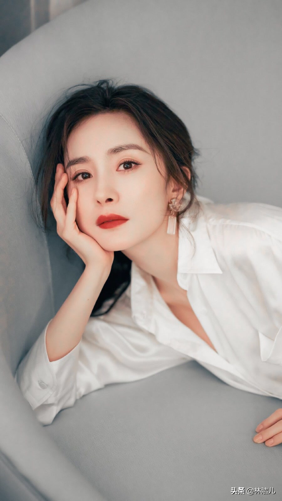 杨幂的眼睛堪称是点睛之笔，画眼妆get这几点，才能修饰眼周暗沉