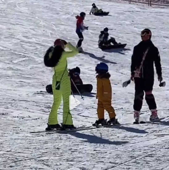 章子怡带醒醒小苹果滑雪被偶遇，温柔搂粉丝合照，真人被赞超级瘦