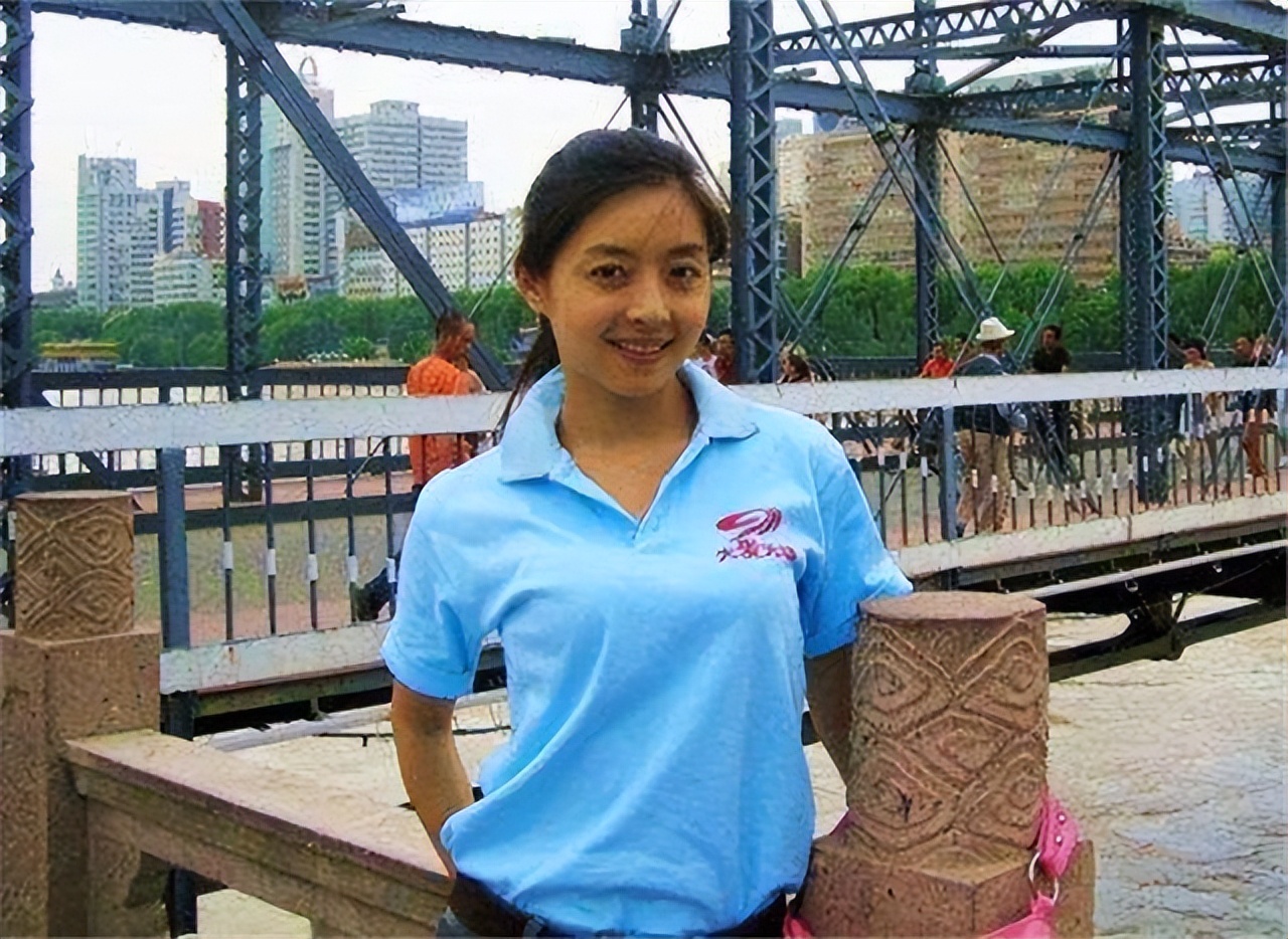 佟瑶:23岁成四川知名主持,醉酒上厕所离世,成丈夫余生之痛