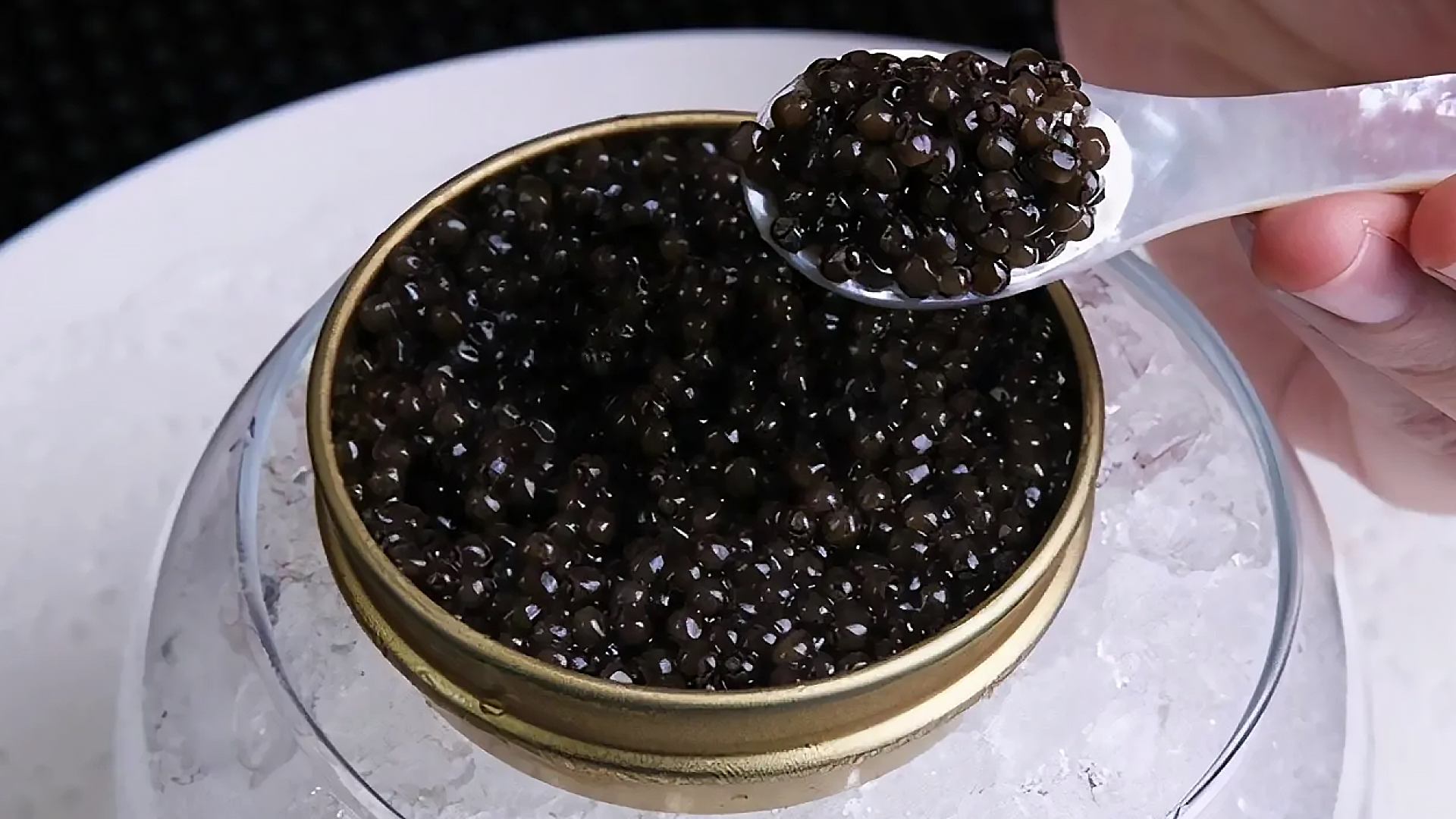 国外25万一勺的鱼子酱,在我国却是"白菜价",究竟是怎么回事?